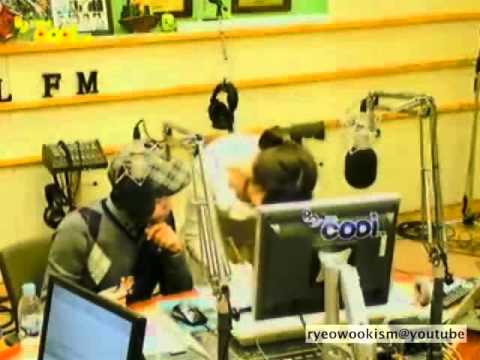111208 Sukira cut - Ryeowook eating and making heart sign