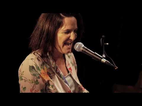 image : Caroline Harvey chante l'hymne à la vie avec les paroles