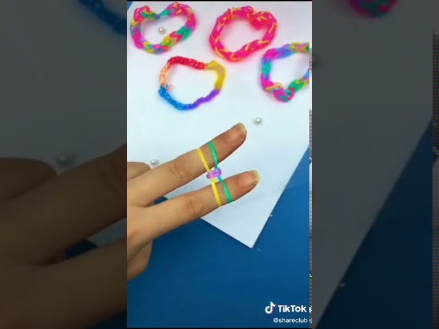 Vídeo relacionado con 6 bandas de pulseras de silicona suave, bandas para niños, juguetes para niños, bolsas de fiesta, premios de aula, regalos de cumpleaños