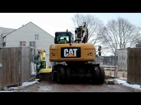 CATERPILLAR M316D MOBILBAGGER HEBT BAUGRUBE AUS / BAUSTELLE FÜR NEUBAU