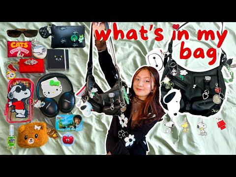 What's in my bag | cute essentials & keychains