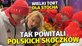 TOMASIAK I WĄSEK W SZALE WITANI PRZEZ KIBICÓW. POTĘŻNY TORT DLA STOCHA