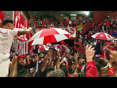 ""VAMO INDEPENDIENTE TODO VA ESTAR BIEN…” #Independiente 1 - #Racing 2." Barra: La Barra del Rojo • Club: Independiente