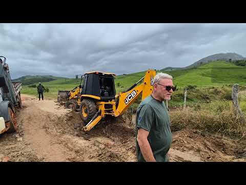 Retroescavadeira transpondo uma cratera numa estrada rural em Cajueiro - Alagoas. 