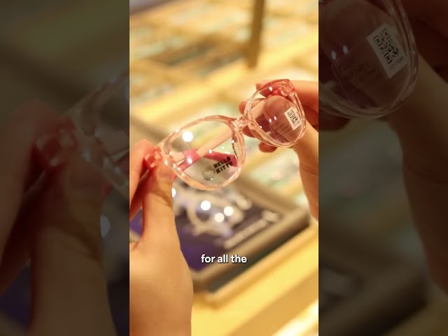 Vídeo relacionado con May Girl Galaxy Wink Eye - Gafas de moño desordenado Camiseta