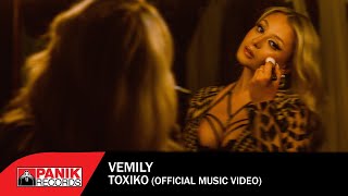 Kadr z teledysku Τοξικό (Toxikó) tekst piosenki Vemily