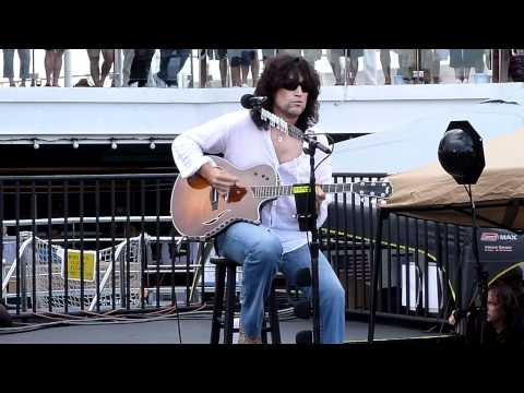 KISS Kruise Unplugged HD - Hotter Than Hell & Calling Dr. Love (13.10.2011)