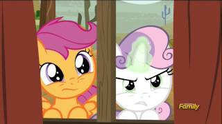Sweetie Belle using her magic to steal keys