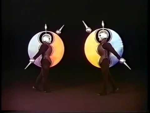 Das Triadishe Ballet [πρεμιέρα 1923], του Oskar Schlemmer. Ανακατασκευή-αναπαράσταση για κάμερα (απόσπασμα), 1989.