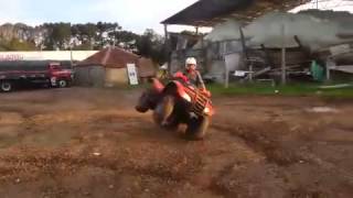preview picture of video 'Andando de quadriciclo em duas rodas....Fourtrax 420 Sananduva - RS'