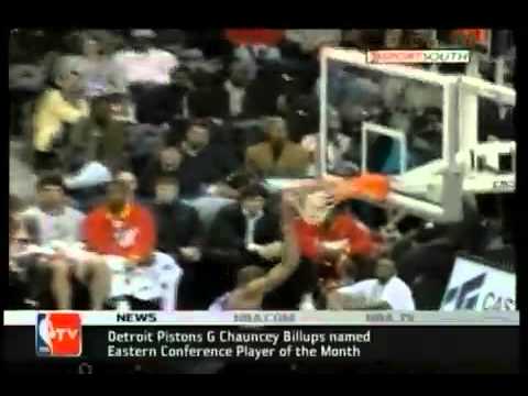 Amare Stoudemire dunks over Josh Smith