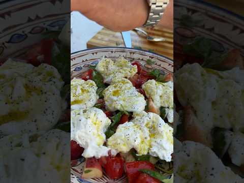Puglian Burrata, white peaches, tomato, basil & olive oil #foodyouwanttoeat #puglia #burrata