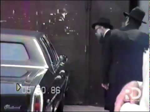 The Rebbe waves as he leaves to the Ohel | Iyar 5746