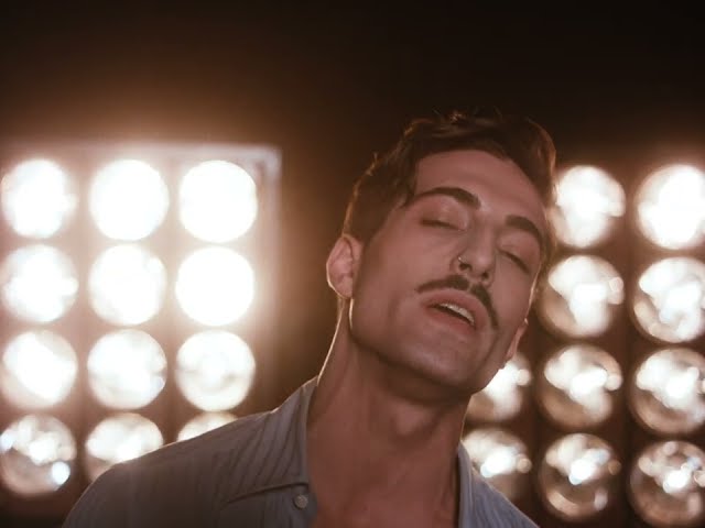 Video zu 'Born With A Broken Heart' ansehen Video zu 'Born With A Broken Heart' ansehen