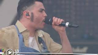 Concerto del Primo maggio izi canta &quot;Dammi un motivo&quot; e &quot;Dolcenera&quot; di Fabrizio De Andrè.