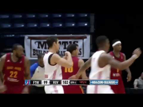 Nick Johnson sinks the spinning layup