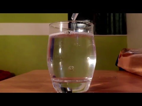 des bulles d'eau sous l'eau