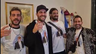 חבריו של אלקנה בוחבוט מחכים לשובו (קרדיט: מטה משפחות החטופים) (חדשות ערוץ 7) - התמונה מוצגת ישירות מתוך אתר האינטרנט יוטיוב. זכויות היוצרים בתמונה שייכות ליוצרה. קישור קרדיט למקור התוכן נמצא בתוך דף הסרטון