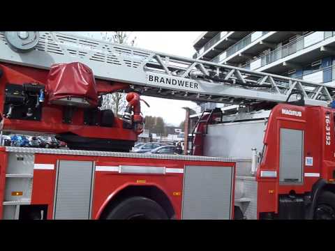 Ladderwagen Gouda komt ter plaatsen op de Wingerd in Waddinxveen