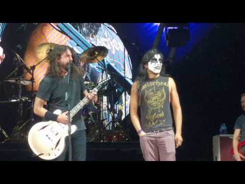 Kiss Guy Yayo Sanchez Plays Monkeywrench W Foo Fighters Austin Tx 4 18 18