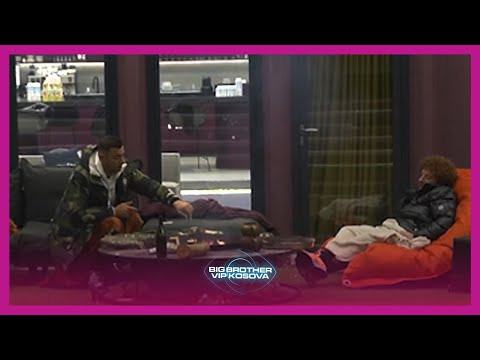 Artani në krah të Vedatit teksa komentojnë fjalët në vazhdimësi nga Juliana - Big Brother VIP Kosova