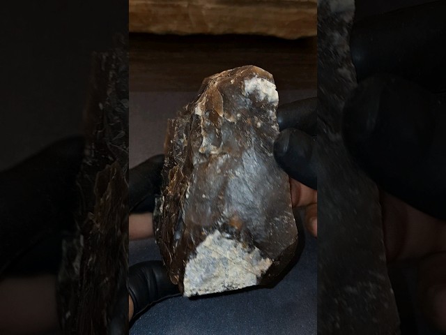 حجر خام طبيعي تحفة للإقتناء أو الإهداء