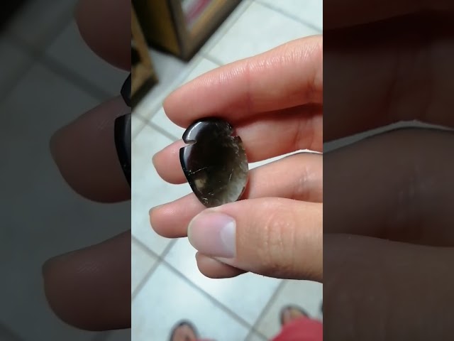 Vídeo relacionado con Wendalern Collar cuadrado de piedras preciosas con colgante de ónix negro, cadena de cuentas doradas, collar cuadrado geométrico de cristal negro, collar de declaración de piedra natal de cristal
