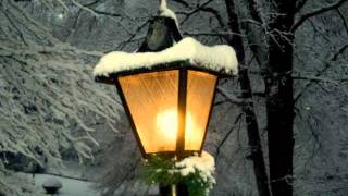 Een klassiek kerstliedje gecombineerd met vredige, mooie beelden van Kerstmis en de winter. Alle beelden, behalve de afbeelding van de lantaarnpaal.