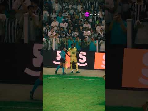 FALTA DE RESPEITO ABSURDA! UM TORCEDOR DO SANTOS CUSPIU NA CARA DO LATERAL REINALDO #shorts