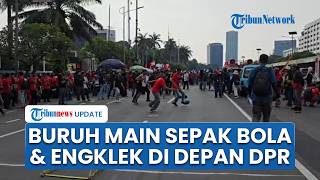 Tak Cuma Orasi, Massa Buruh Main Sepak Bola, Lompat Tali, Engklek saat May Day di Depan Gedung DPR