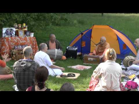 HH Kadamba Kanana Swami - kirtan in the park, 25.05.2014