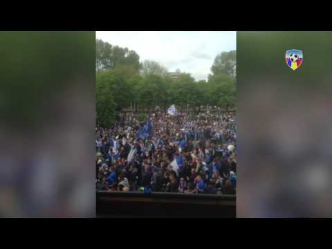 Quick Boys-supporters vullen het Gemeentehuisplein