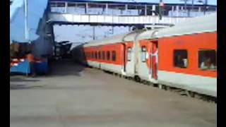 preview picture of video 'LGD WAP7 Rajdhani Leaving Secunderabad Junction'