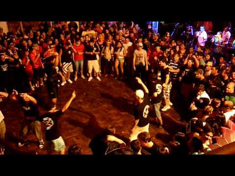 BLOCO PERIGOSOS rachando o comercial - 2011