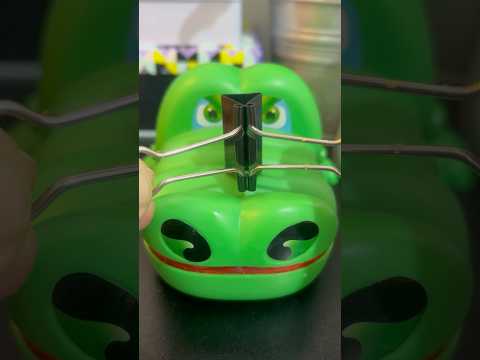 Angry crocodile eating paper clip #paperclip #asmrsounds #satisfying #viralshort #shortvideo