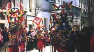 preview picture of video 'Carnavales de Galicia: Peliqueiros. Boteiros. Xeneráis. El Oso. Volantes, Pantallas...'