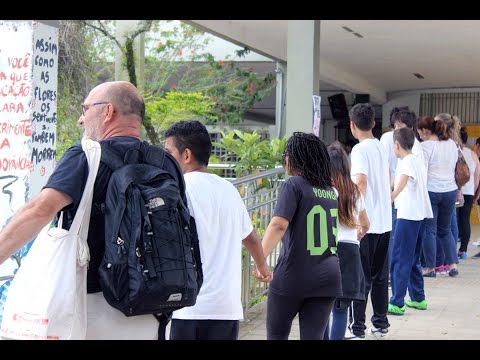 | MARUIM | Em resposta a grupo contrário à ocupação, 300 pessoas abraçam Colégio de Aplicação