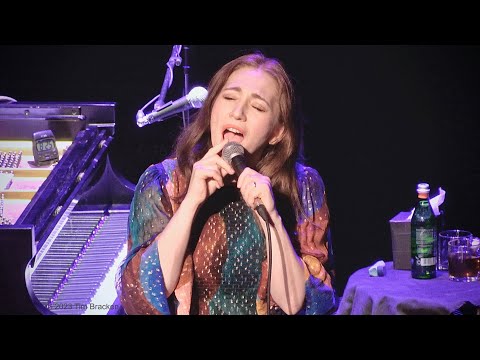Videoclip de Ain't No Cover (Live) — Regina Spektor