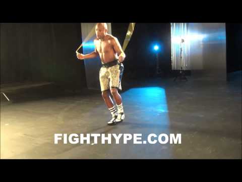 FLOYD MAYWEATHER DISPLAYS SICK JUMP ROPE SKILLS AHEAD OF MARCOS MAIDANA CLASH