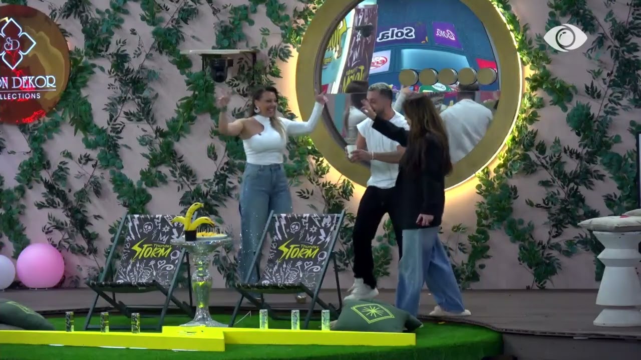 Vajzat mbeten të befasuara nga surpriza e banorëve, Gjesti-Gertës: Hajde mbretëresha…