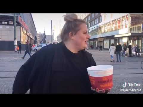 Fette frau wirf chicken wings weg