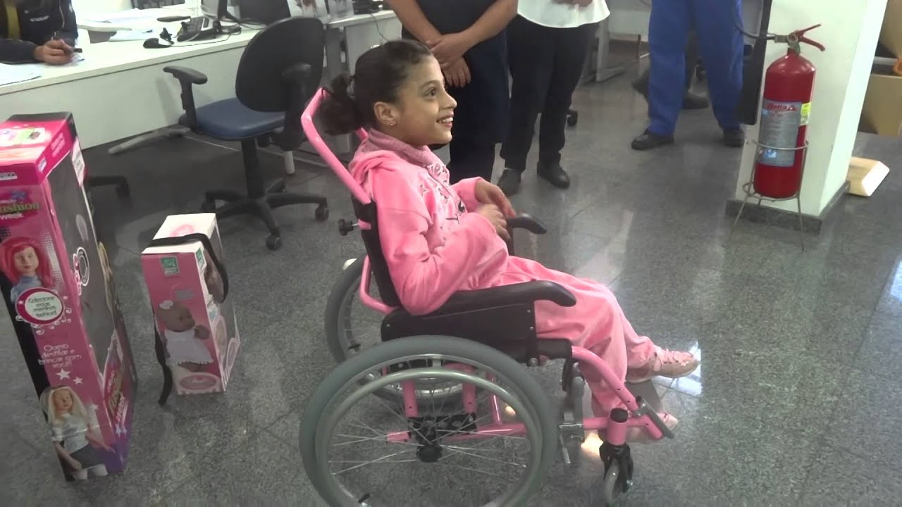 Entrega da cadeira de rodas da Sabrina - Colaboradores Auto Sueco ABC