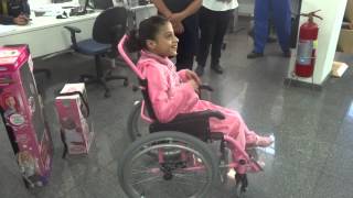 Entrega da cadeira de rodas da Sabrina - Colaboradores Auto Sueco ABC