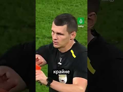 Он уже отдал футболку фанату, но пришлось забрать её обратно