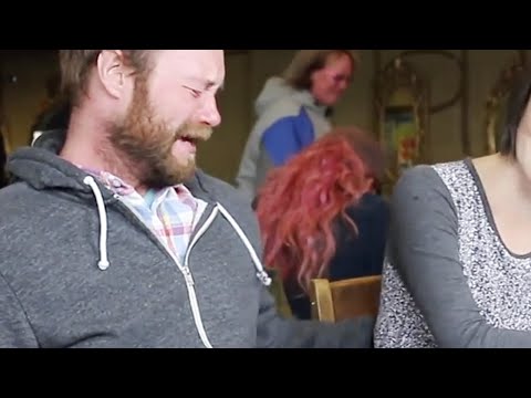 L'uomo scoppia in lacrime quando gli sconosciuti, che passano nel ristorante, aiutano la moglie