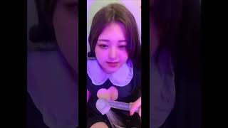 胸にシャワー当てちゃう