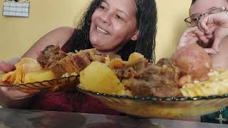 COMENDO ENSOPADO DE PEITO BATATINHA CENOURA REPOLHO ALFACE E MACARRÃO PARAFUSO 