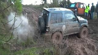 preview picture of video 'Ruta solidaria 4x4 caritas llanera 2013 sacando jeep subida barro arviza misubishi destroy'
