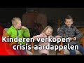Kinderen verkopen crisis-aardappelen vanuit de boerenschuur