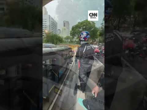 Chuva forte alaga túnel do Vale do Anhangabaú e deixa carros boiando em SP | CNN Brasil